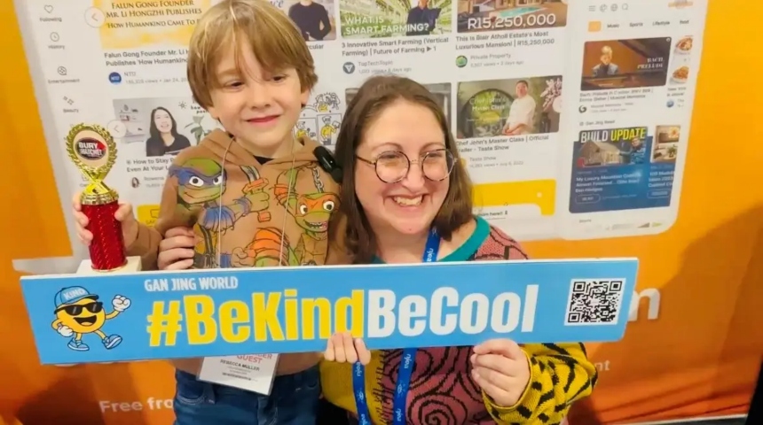 Rebecca, profesora del distrito escolar de Collingswood, en el sur de Jersey, y su hijo Lucas, de 7 años, visitan el stand de Gan Jing World en la Convención de la Asociación de Educación de Nueva Jersey de 2025. (NTD)