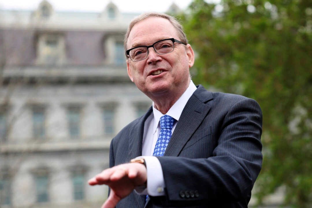 <em>Kevin Hassett, director del Consejo Económico Nacional, habla con la prensa en la Casa Blanca, en Washington, el 14 de abril de 2025. (Reuters/Kevin Lamarque/Foto de archivo)</em>