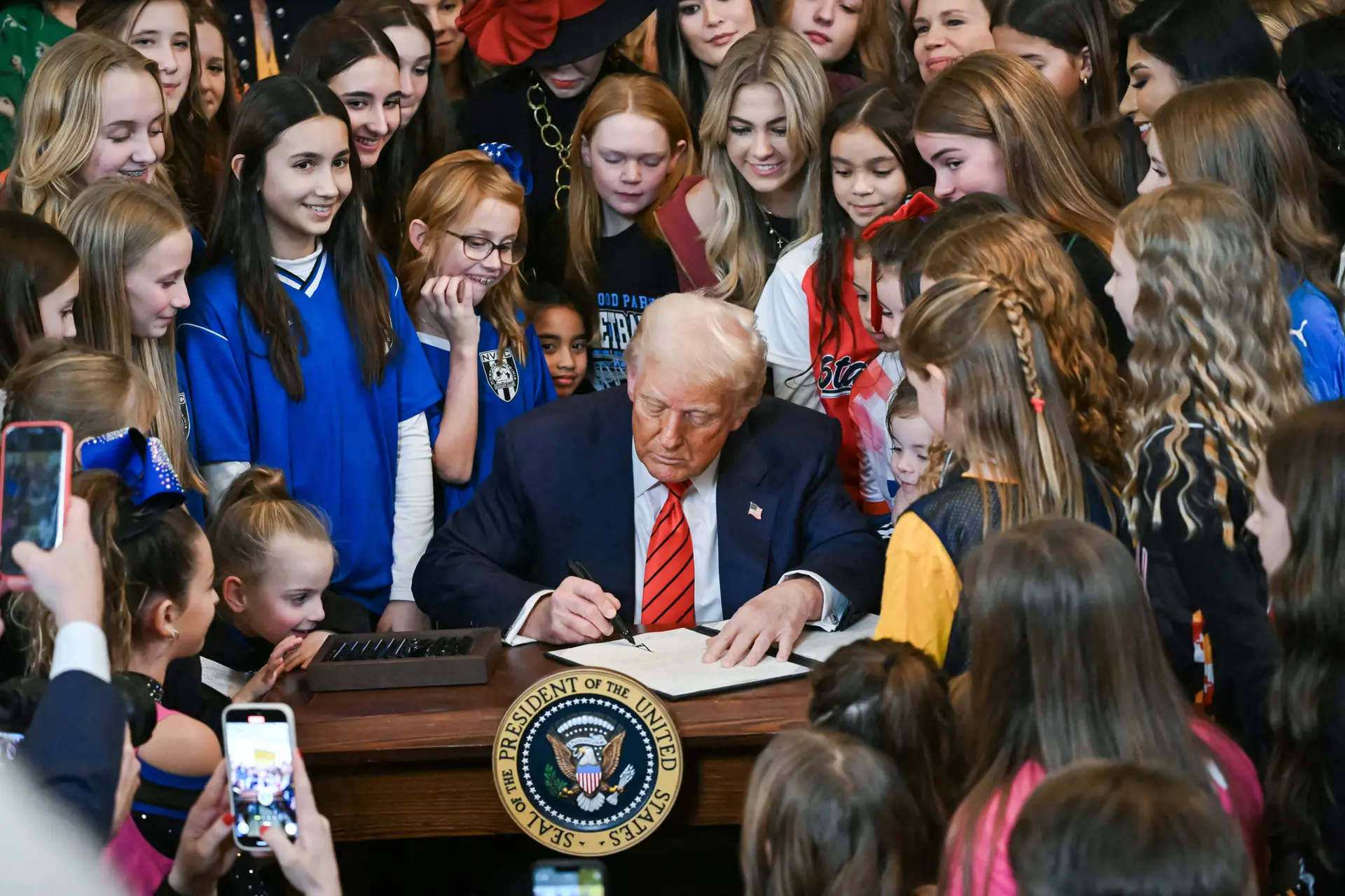 El presidente Donald Trump firma la orden ejecutiva "No Men in Women's Sports" (No a los hombres en los deportes femeninos) en la Sala Este de la Casa Blanca el 5 de febrero de 2025. (Andrew Caballero-Reynolds/AFP a través de Getty Images)