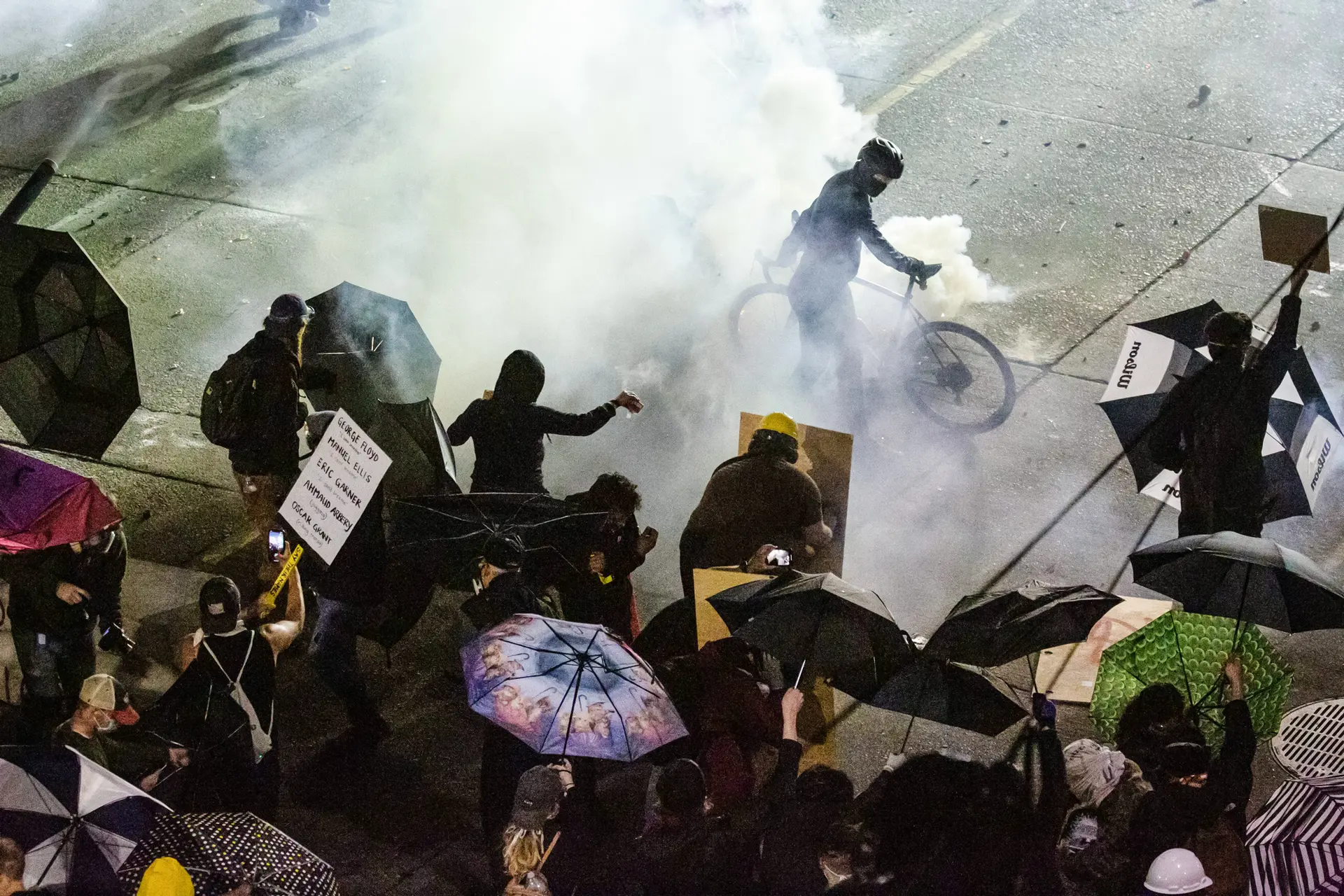 Manifestantes se enfrentan a las fuerzas del orden cerca de la comisaría este del Departamento de Policía de Seattle poco después de la medianoche del 8 de junio de 2020 en Seattle. Más temprano esa noche, un sospechoso se abalanzó con su coche contra la multitud de manifestantes y disparó a una persona. Más tarde, la policía y los manifestantes se enfrentaron violentamente durante las continuas manifestaciones de Black Lives Matter tras la muerte de George Floyd. (David Ryder/Getty Images)