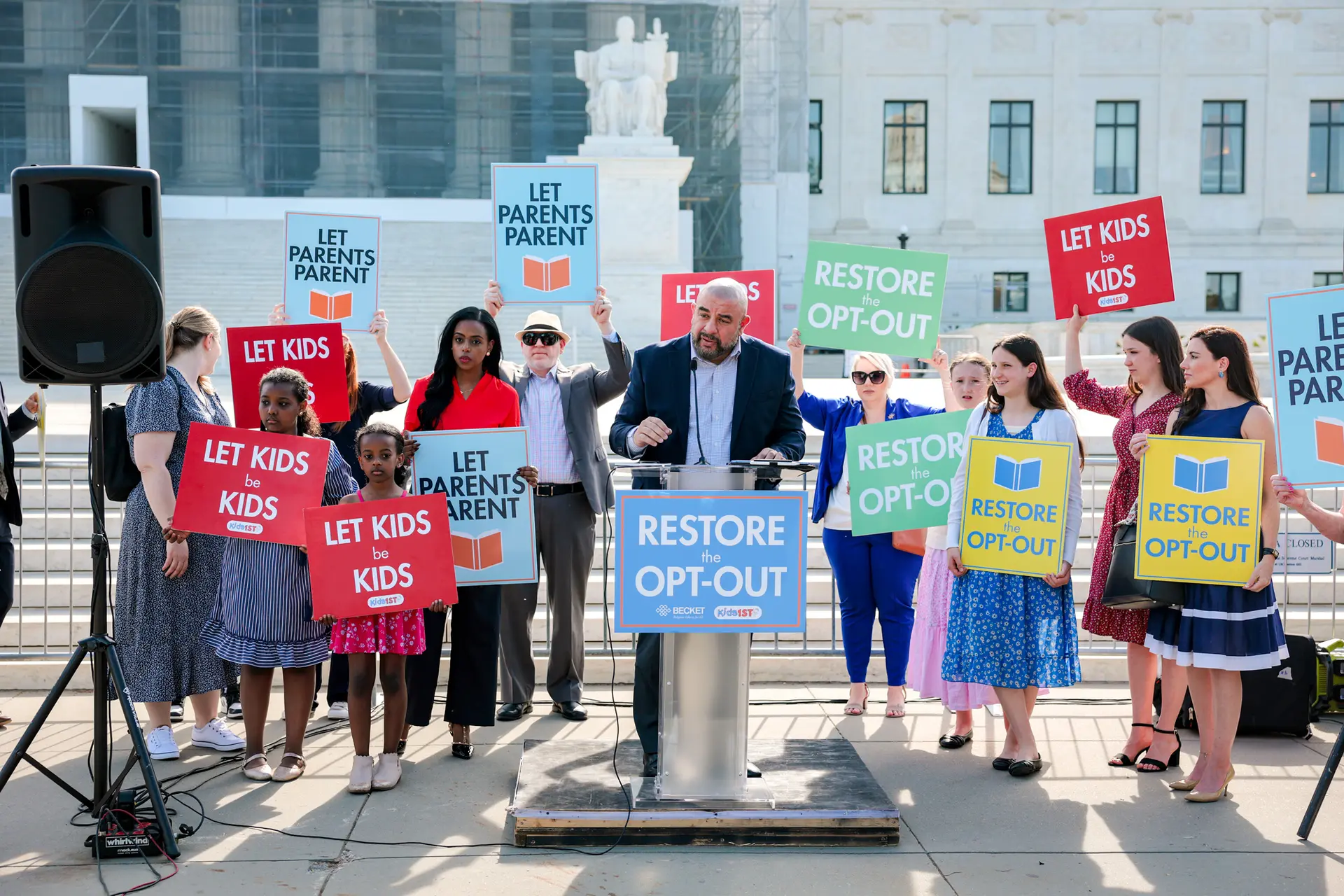 Wael Elkoshairi, padre del condado de Montgomery, habla ante los partidarios de los padres que defienden los derechos religiosos frente al Tribunal Supremo en Washington el 22 de abril de 2025. Los jueces del Tribunal Supremo de los Estados Unidos escucharon los argumentos del caso Mahmoud contra Taylor, en el que una coalición de padres del condado de Montgomery, Maryland, afirma que una escuela que obliga a sus hijos a participar en clases que incluyen temas LGBT viola sus creencias religiosas y, por lo tanto, su derecho a ejercer libremente su religión, recogido en la Primera Enmienda. (Anna Moneymaker/Getty Images)