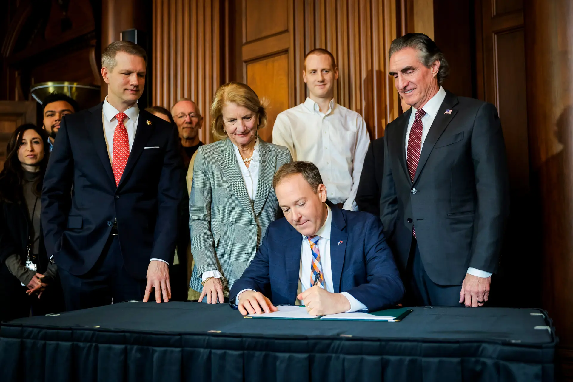 (De izquierda a derecha) El representante Riley Moore (R-W.Va.), la senadora Shelley Moore Capito (R-W.Va.), el administrador de la Agencia de Protección Ambiental (EPA) Lee Zeldin y el secretario del Interior Doug Burgum firman un anuncio sobre la política hídrica en la sede de la EPA en Washington el 18 de febrero de 2025. (Kayla Bartkowski/Getty Images)