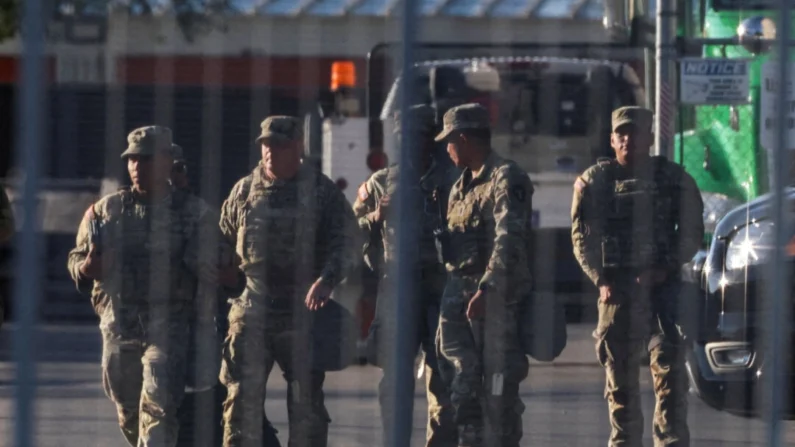 <em>Miembros de la Guardia Nacional caminan en las instalaciones de Inmigración y Control de Aduanas (ICE) de Broadview en Chicago el 9 de octubre de 2025. (Jeenah Moon/Reuters)</em>