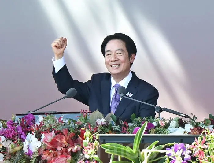 El presidente taiwanés, Lai Ching-te, pronuncia su discurso durante las celebraciones del Día Nacional frente a la Oficina Presidencial en Taipéi el 10 de octubre de 2025. (Sung Pi-lung/The Epoch Times)