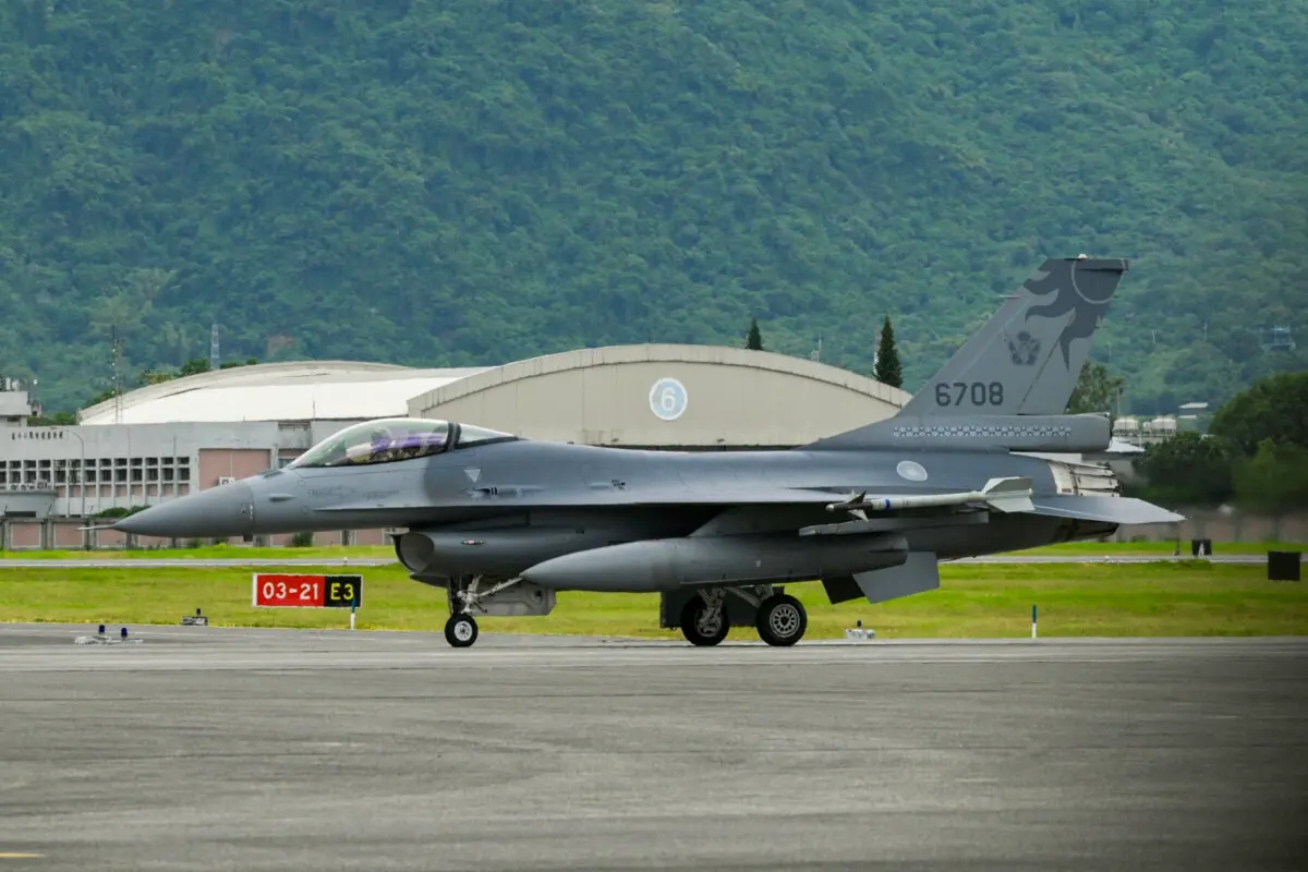Un caza F-16V de fabricación estadounidense rueda por la pista de una base aérea durante las maniobras militares anuales Han Kuang de Taiwán en Hualien, el 23 de julio de 2024. (Sam Yeh/AFP vía Getty Images)
