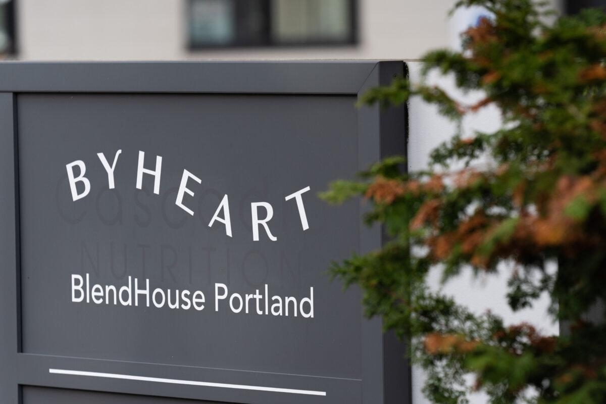Un letrero de ByHeart, fabricante de leche de fórmula orgánica para bebés, se exhibe fuera de un edificio que alberga una planta de la empresa, en Portland, Oregón, el 11 de noviembre de 2025. (Jenny Kane/AP Photo)
