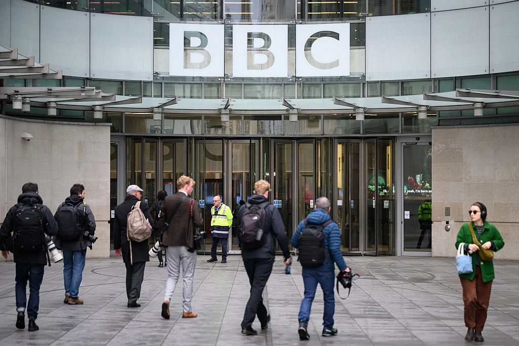 <em>El logotipo de la BBC se muestra sobre la entrada de Broadcasting House en Londres el 10 de noviembre de 2025. Leon Neal/Getty Images</em>