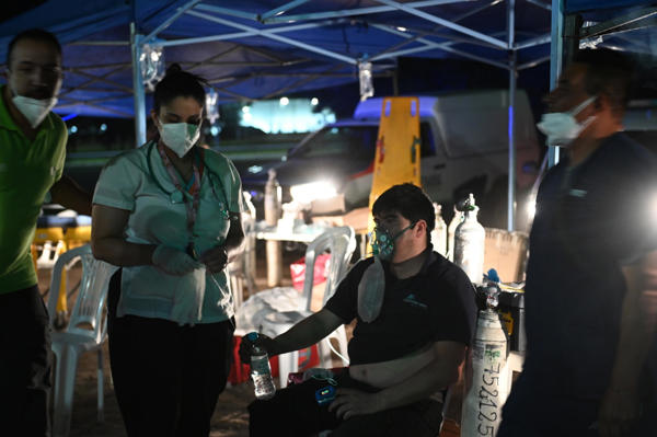Personal de salud atiende a una persona afectada por una explosión este viernes, en una fábrica en el área industrial de Ezeiza, Buenos Aires, Argentina. (EFE/ Nehuen Rovediello)