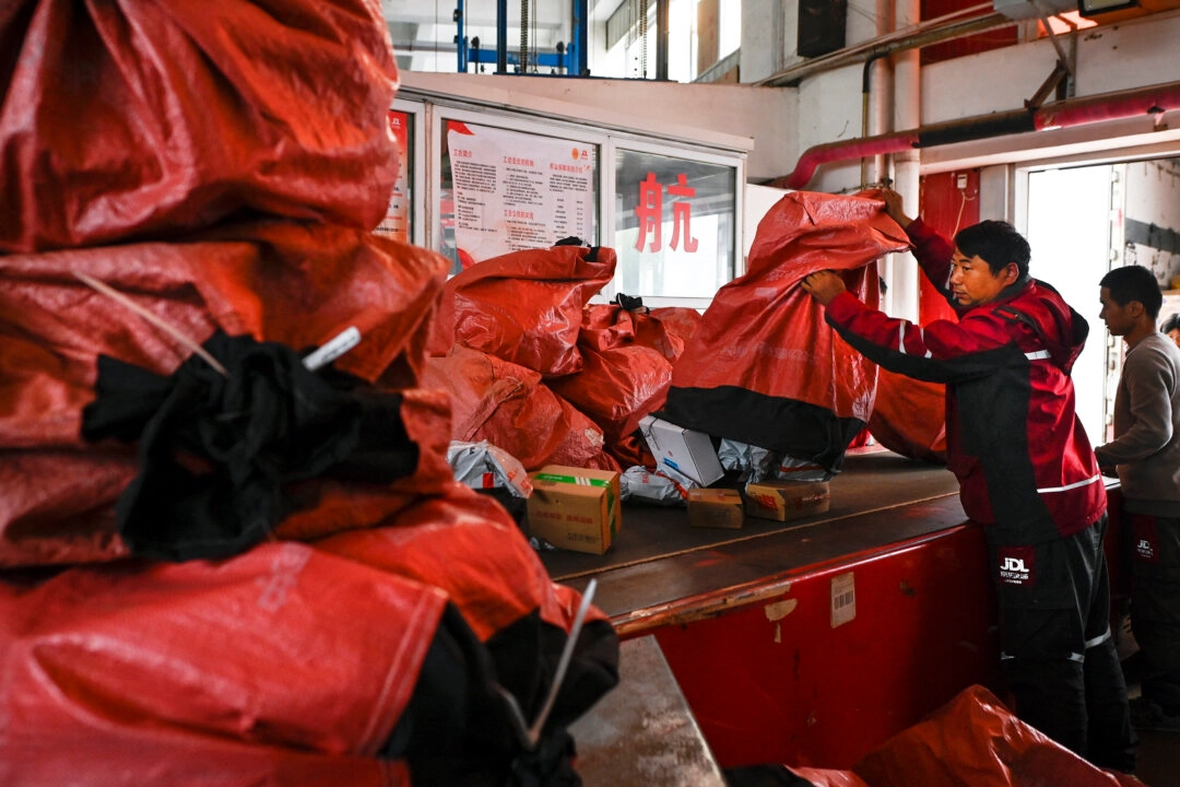 Trabajadores clasifican paquetes para su entrega en un almacén de JD.com en Beijing durante el festival de compras del Día de los Solteros en China el 11 de noviembre de 2024. (Wang Zhao/AFP a través de Getty Images)