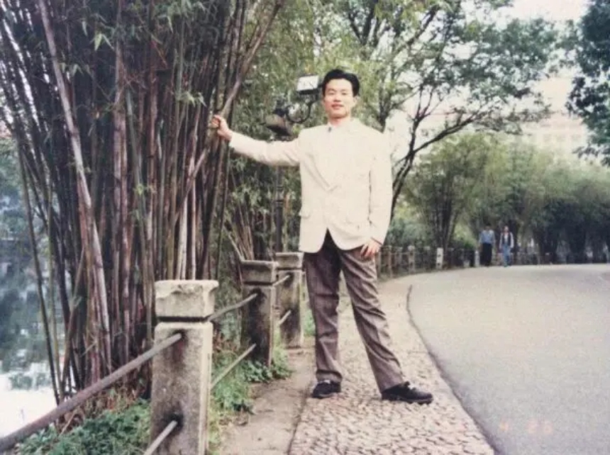David Xie, practicante de Falun Gong y superviviente de torturas, en China en abril de 1998. (Cortesía de David Xie)