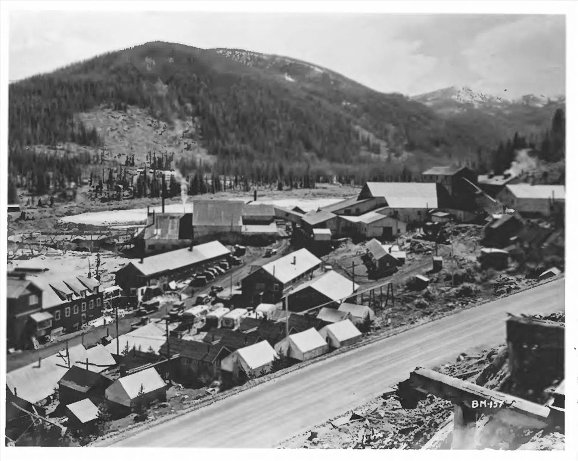 El distrito minero de Stibnite es uno de los más históricos de Idaho, situado en las montañas del condado de Valley, en 1942. (Dominio público)