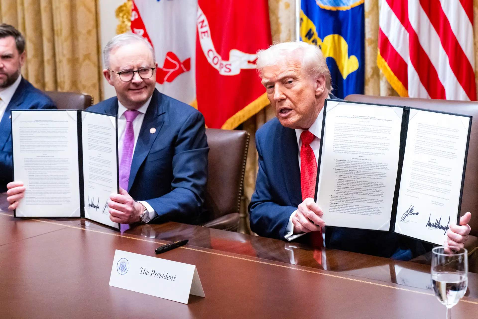 El presidente Donald Trump y el primer ministro australiano Anthony Albanese sostienen un acuerdo sobre minerales críticos que firmaron en la Sala del Gabinete de la Casa Blanca el 20 de octubre de 2025. (Saul Loeb/AFP a través de Getty Images)