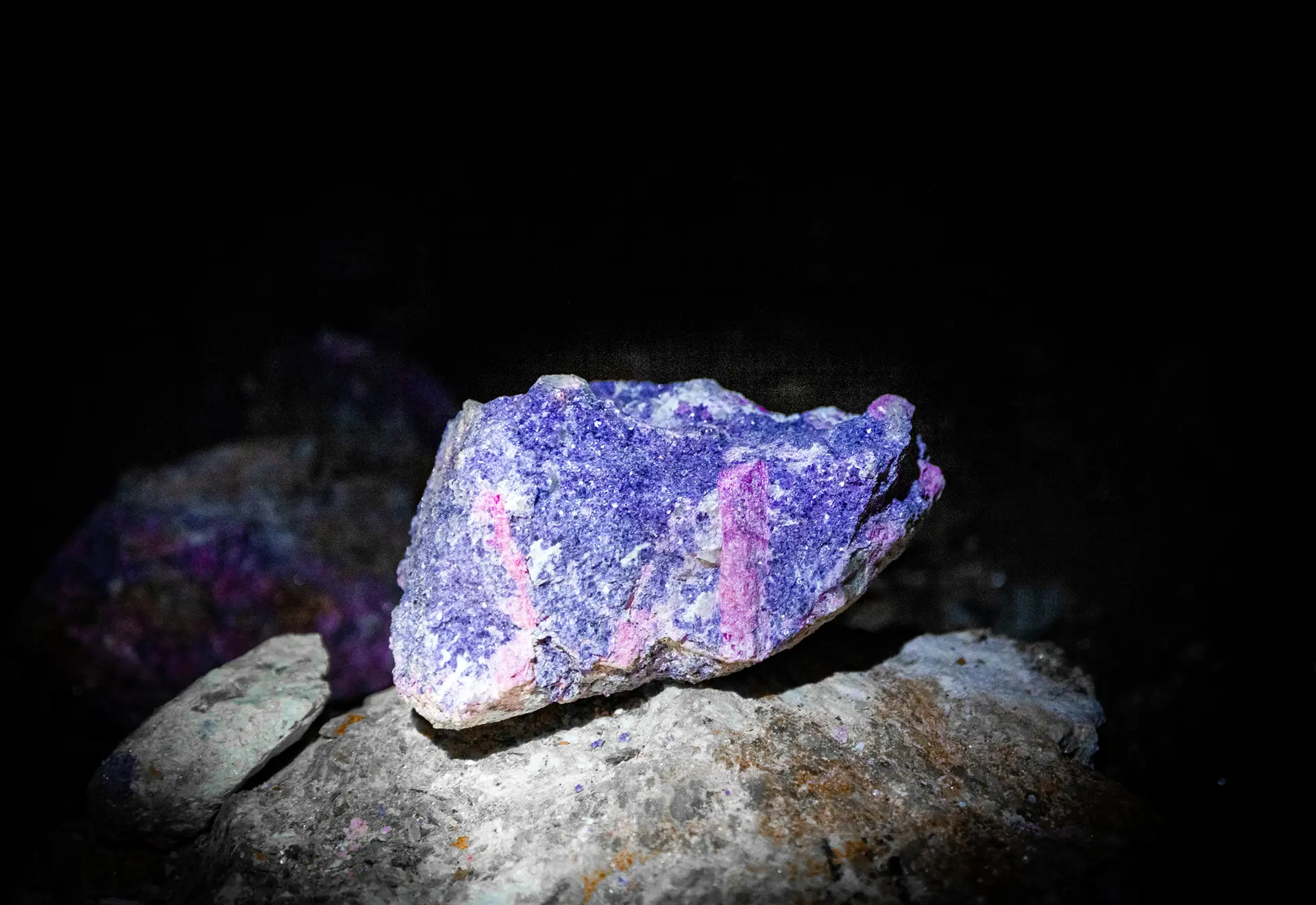 Lepidolita, utilizada como fuente de litio, vista desde una mina cerca del condado de San Diego, California, el 27 de diciembre de 2024. (John Fredricks/The Epoch Times)