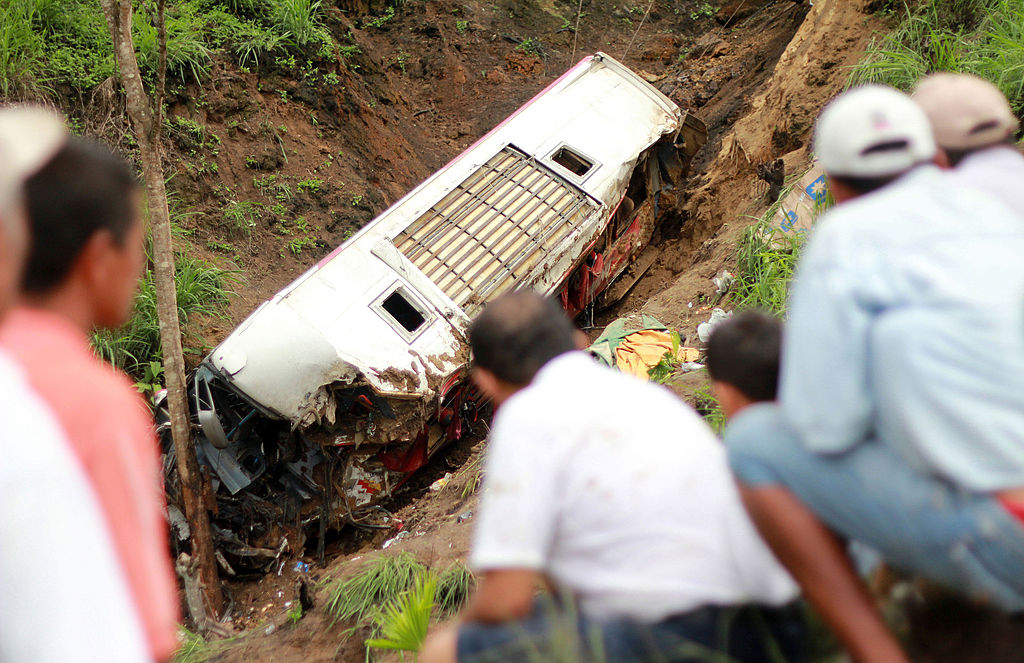 Accidente de bus en Ecuador deja 21 muertos y 40 heridos