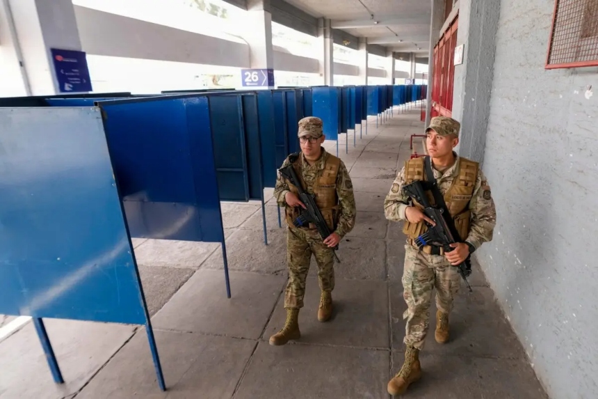 Soldados patrullan el Estadio Nacional, que se utilizó como colegio electoral durante las elecciones generales del domingo, en Santiago de Chile, el sábado 15 de noviembre de 2025. (AP Photo/Esteban Felix)