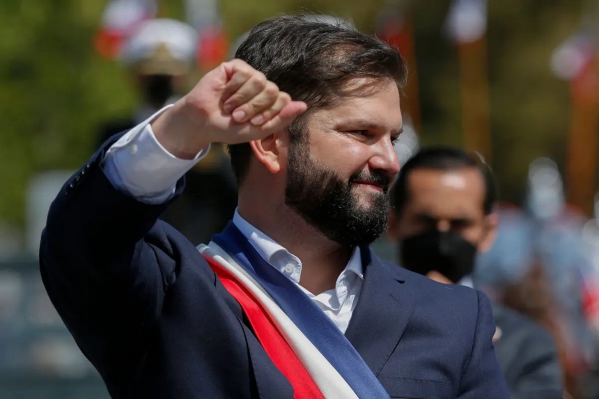 El presidente de Chile, Gabriel Boric, saluda a sus seguidores al salir del Congreso tras su ceremonia de investidura en Valparaíso, Chile, el 11 de marzo de 2022. (Claudio Reyes/AFP a través de Getty Images)