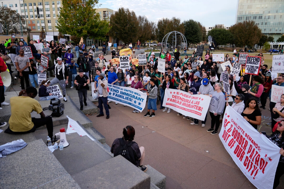 <em>Manifestantes protestan contra las operaciones federales de control migratorio en Charlotte, Carolina del Norte, el 15 de noviembre de 2025. (Foto AP/Erik Verduzco)</em>