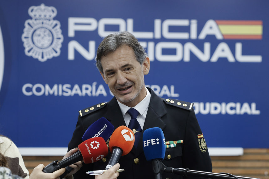 Roberto González, comisario de la Unidad de Droga y Crimen Organizado (UDYCO) en Madrid atiende a la prensa tras el desmantelamiento de la oficina del Cártel de Jalisco Nueva Generación (CJNG) en España, una operación bautizada como "operación Oyamel", con 20 arrestados en diferentes puntos del país. (EFE/ Sergio Perez)