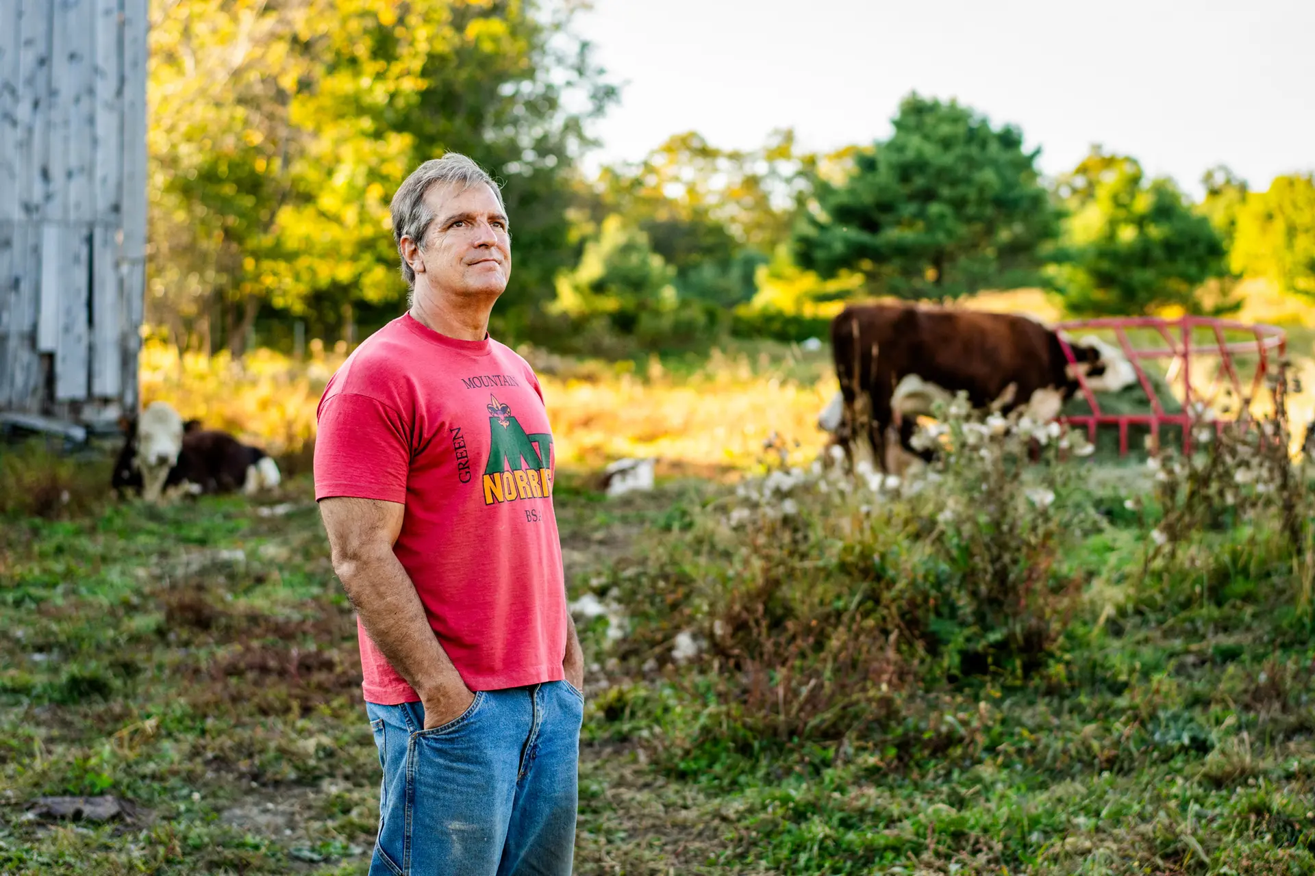 <em>El agricultor y abogado John Klar en su granja en Brookfield, Vermont, el 12 de septiembre de 2025. Preocupado por el impacto de la agroindustria y la política federal en la agricultura y el suministro de alimentos de Estados Unidos, este exabogado fiscal se ha convertido en defensor de las pequeñas granjas y la agricultura regenerativa. (Samira Bouaou/The Epoch Times)</em>