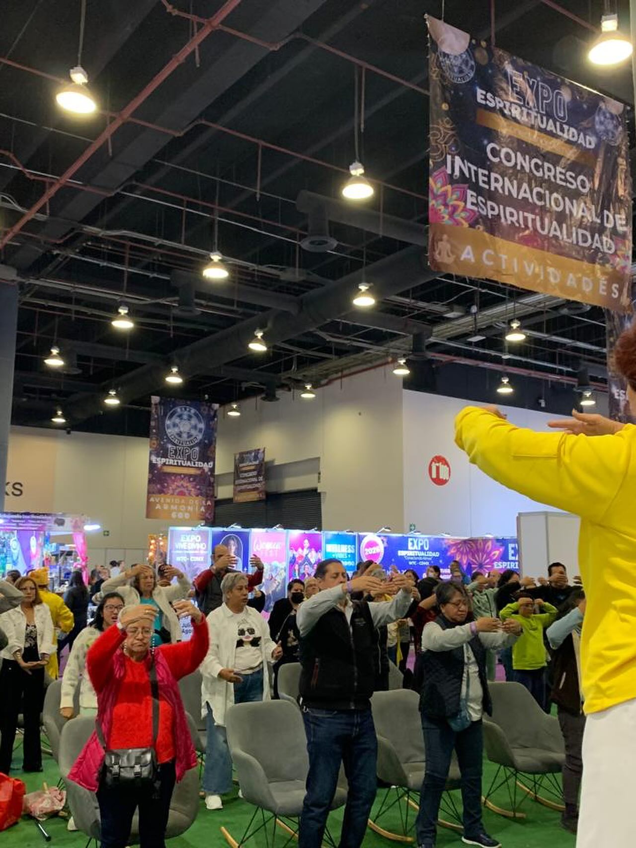 Decenas de personas aprenden los ejercicios de Falun Dafa durante la Expo Espiritualidad que se llevó a cabo del 14 al 16 de noviembre en el World Trade Center de la Ciudad de México.（Crédito: Ignacio Piaggio)