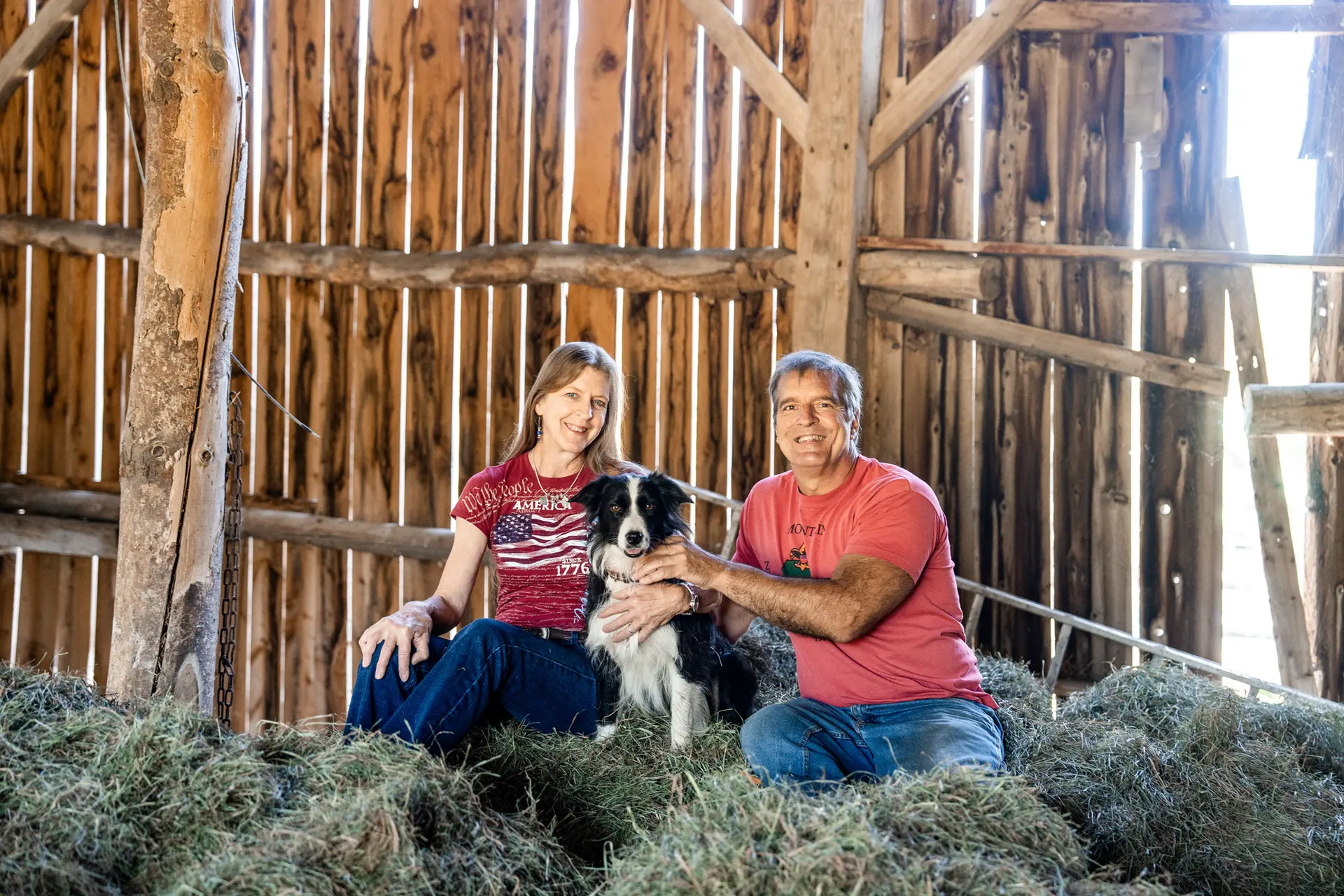 <em>El agricultor y abogado John Klar y su esposa Jacqui posan con su perra Bea en su granero en Brookfield, Vermont, el 12 de septiembre de 2025. (Samira Bouaou/The Epoch Times)</em>