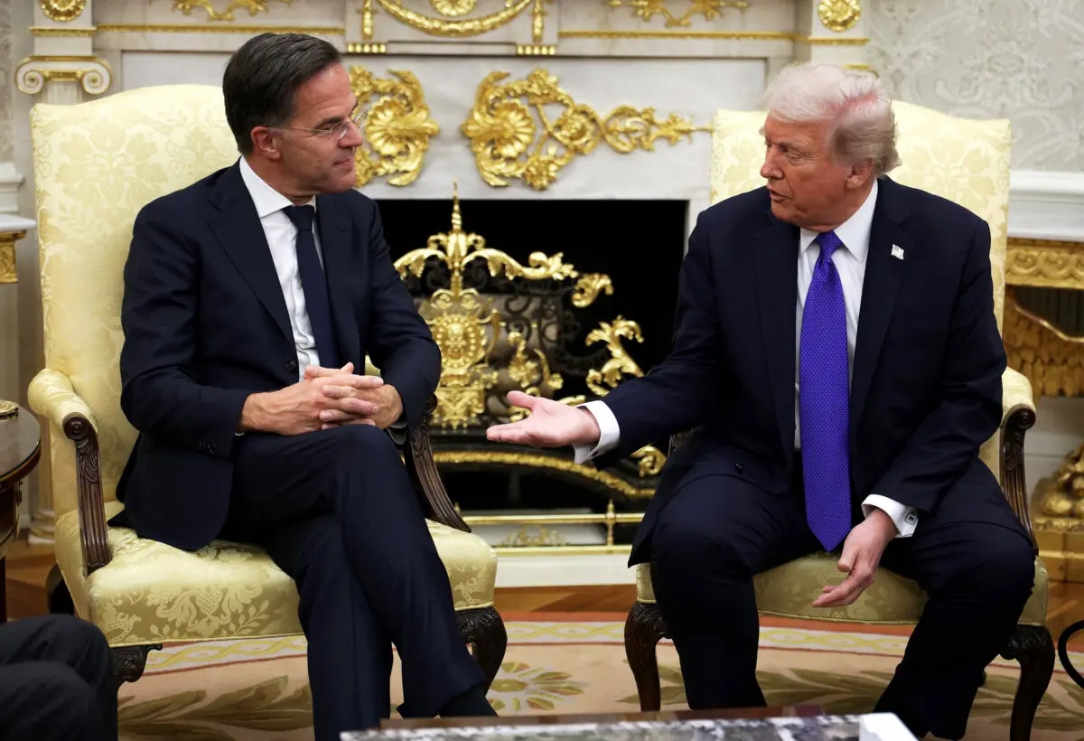 El secretario general de la OTAN, Mark Rutte (izquierda), estrecha la mano del presidente de Estados Unidos, Donald Trump, durante una reunión en el Despacho Oval de la Casa Blanca el 22 de octubre de 2025. (Alex Wong/Getty Images)
