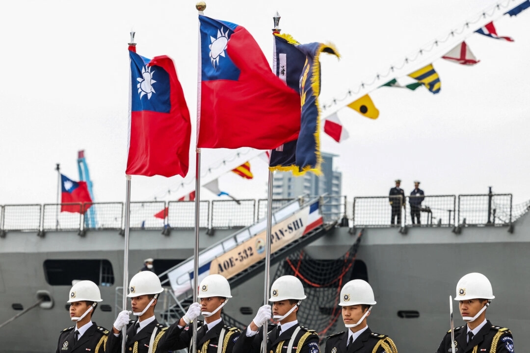 <em>Guardias de honor de la República de China (Taiwán) portan banderas taiwanesas durante una jornada de puertas abiertas al público en el puerto de Keelung el 17 de marzo de 2025. (I-haw Cheng /AFP vía Getty Images)</em>