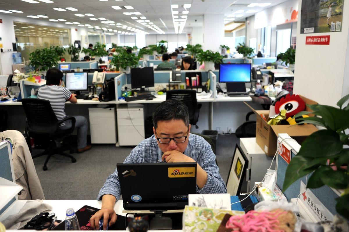 Un hombre utiliza una laptop en una oficina de Weibo, la versión china de Twitter, en Beijing, el 16 de abril de 2014. (Wang Zhao/AFP/Getty Images)