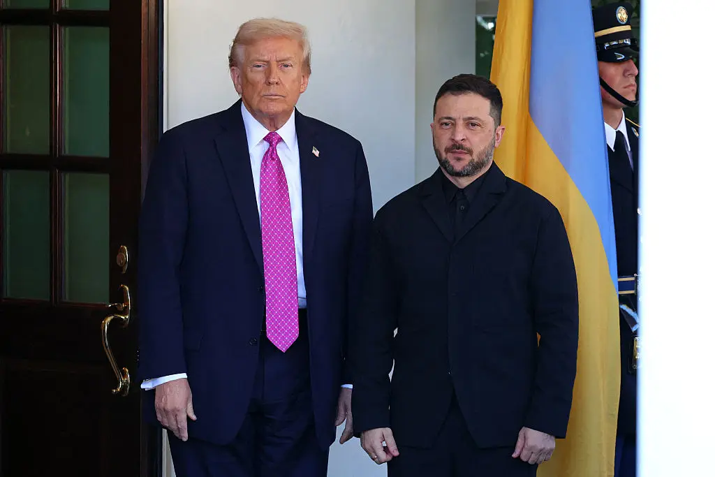 <em>El presidente Donald Trump recibe al presidente ucraniano Volodymyr Zelenski en la Casa Blanca el 17 de octubre de 2025. (Tom Brenner/AFP vía Getty Imágenes)</em>