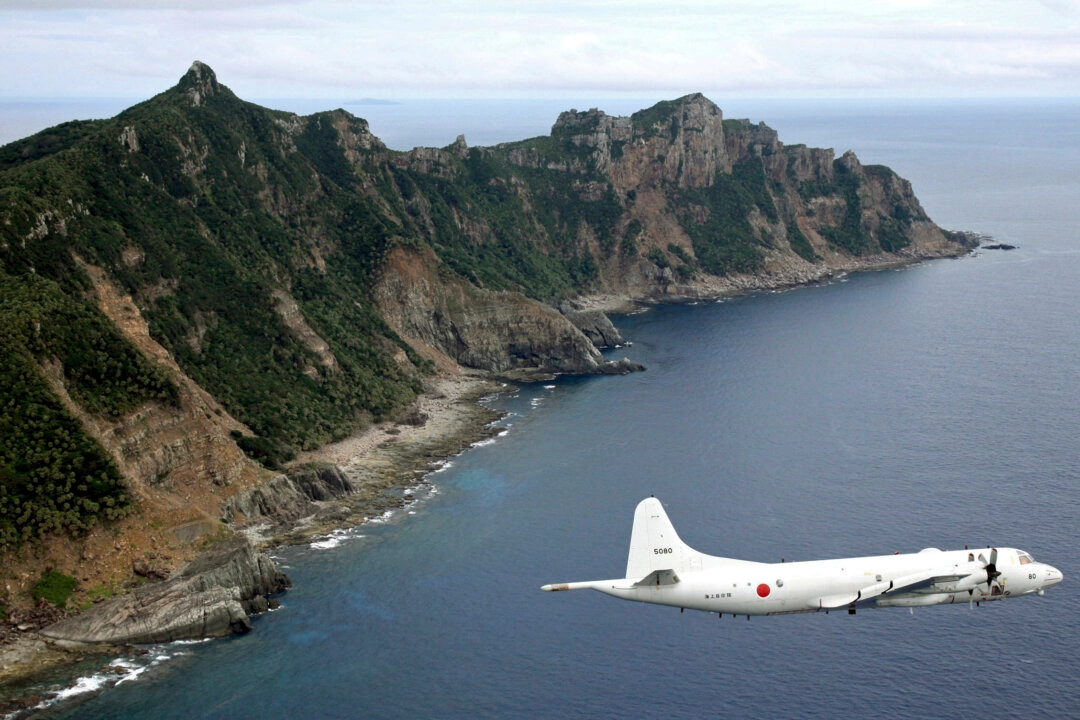 <em>Un avión de vigilancia P-3C Orion de la Fuerza Marítima de Autodefensa de Japón sobrevuela las islas en disputa, conocidas como Senkaku en Japón y Diaoyu en China, en el Mar de China Oriental, el 13 de octubre de 2011. (Foto de Kyodo News vía AP)</em>