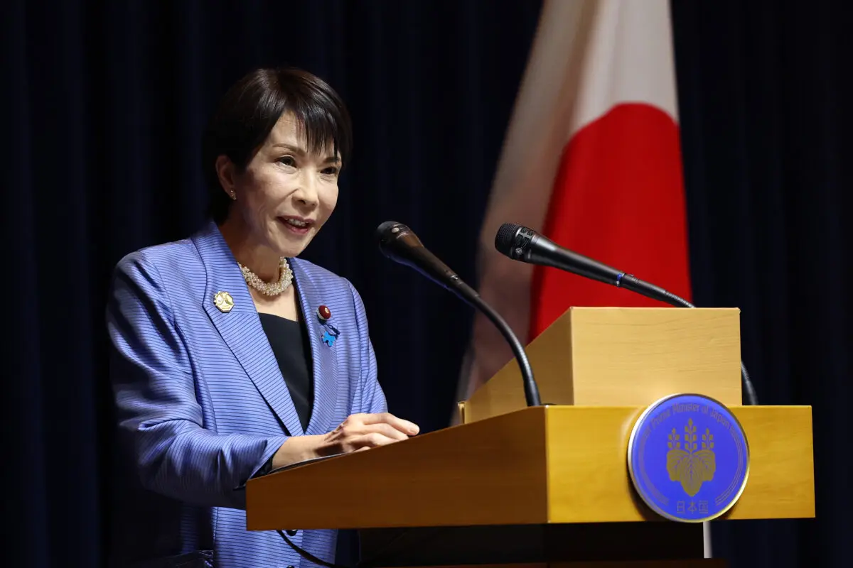 <em>La primera ministra japonesa, Sanae Takaichi, habla durante una conferencia de prensa tras la cumbre de líderes económicos de la Cooperación Económica Asia-Pacífico (APEC) de 2025 en Gyeongju, Corea del Sur, el 1 de noviembre de 2025. (Imágenes de Chung Sung-Jun/Getty)</em>