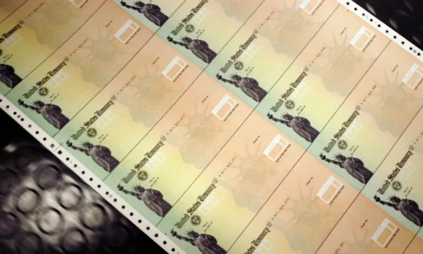 Cheques en blanco del Seguro Social son impresos en una impresora de la instalación del Departamento del Tesoro de EE. UU. en Filadelfia, Pensilvania, el 18 de julio de 2011. (William Thomas Cain/Getty Images)