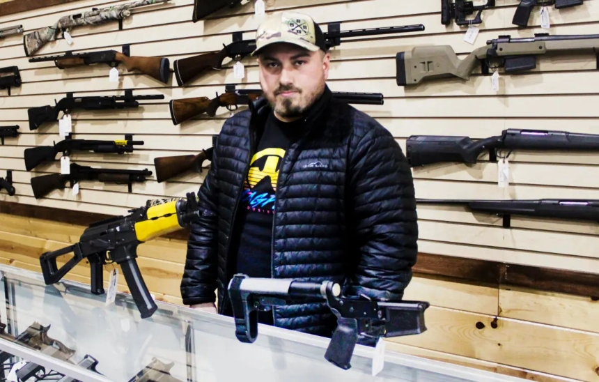 Justin Barrett, propietario de Barrett Outdoors en Durant, Oklahoma, muestra algunos soportes estabilizadores para pistolas. (Michael Clements/The Epoch Times)