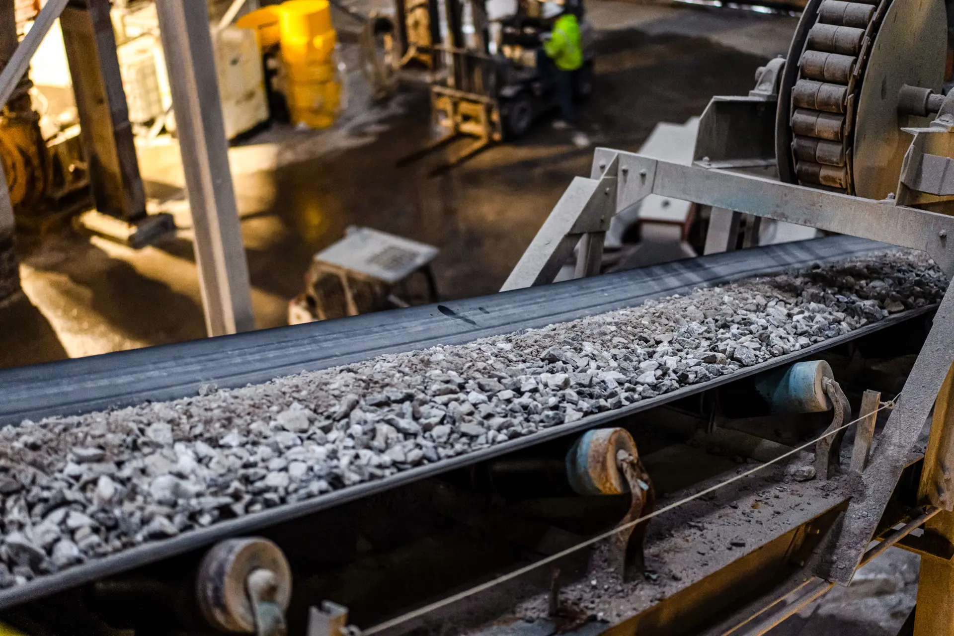 (Arriba) Joel Rheault, vicepresidente de operaciones de Empire State Mines, ofrece una visita guiada en Gouverneur, Nueva York, el 6 de noviembre de 2025. (Abajo) Empire State Mines, una empresa de Titan Mining Corp., en Gouverneur, Nueva York, el 6 de noviembre de 2025. El proyecto Kilbourne Graphite, de 380 MDD, en la mina y planta de zinc centenaria, forma parte del esfuerzo de Estados Unidos por construir una cadena de suministro nacional menos dependiente de China. (Madalina Kilroy/The Epoch Time)