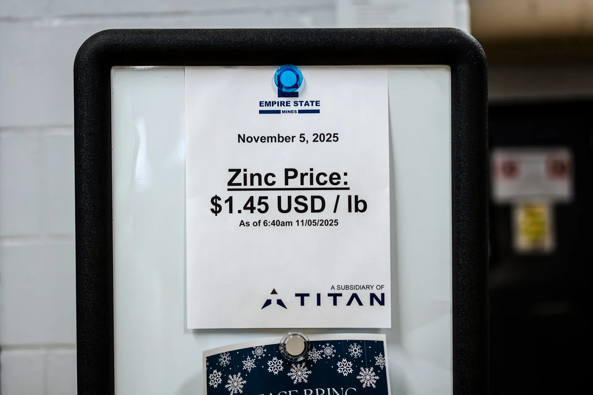 <em>(Arriba) La mina a cielo abierto de Empire State Mines en Gouverneur, Nueva York, el 6 de noviembre de 2025. La operación de Titán, con una producción anual prevista de 40,000 toneladas, se encuentra entre al menos cinco proyectos de grafito en Estados Unidos que avanzan gracias a los incentivos de la administración Trump. (Centro) Empire State Mines en Gouverneur, Nueva York, el 6 de noviembre de 2025. (Abajo) El precio del zinc se muestra en Empire State Mines en Gouverneur, Nueva York, el 6 de noviembre de 2025. Titan afirma que la proximidad del proyecto a la mina y planta de procesamiento de zinc existentes implica que se necesita poca infraestructura adicional. (Madalina Kilroy/The Epoch Times)</em>