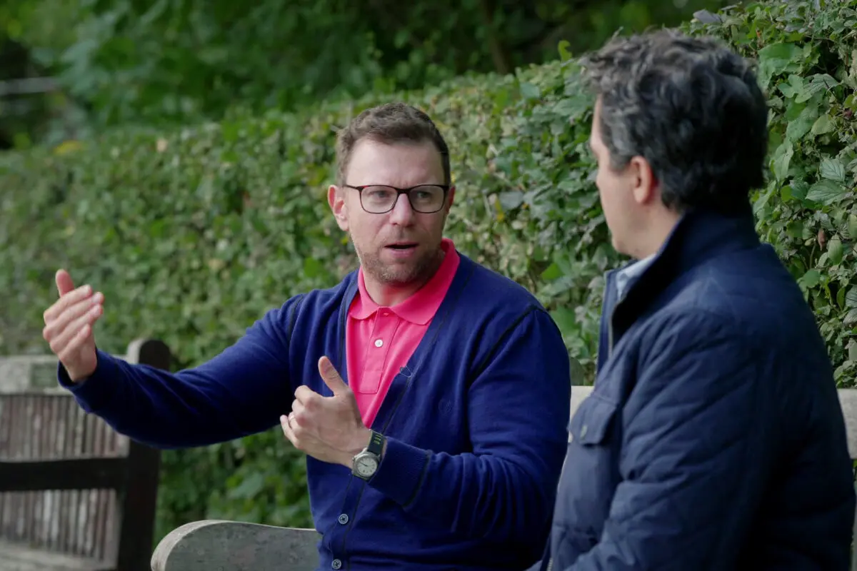 <em>Ashley Rindsberg, periodista y autor (izq.), conversa con Joshua Philipp, reportero senior de The Epoch Times, en Londres para el documental de The Epoch Times “Verdad bajo fuego: El montaje mediático contra Charlie Kirk". (The Epoch Times)</em>