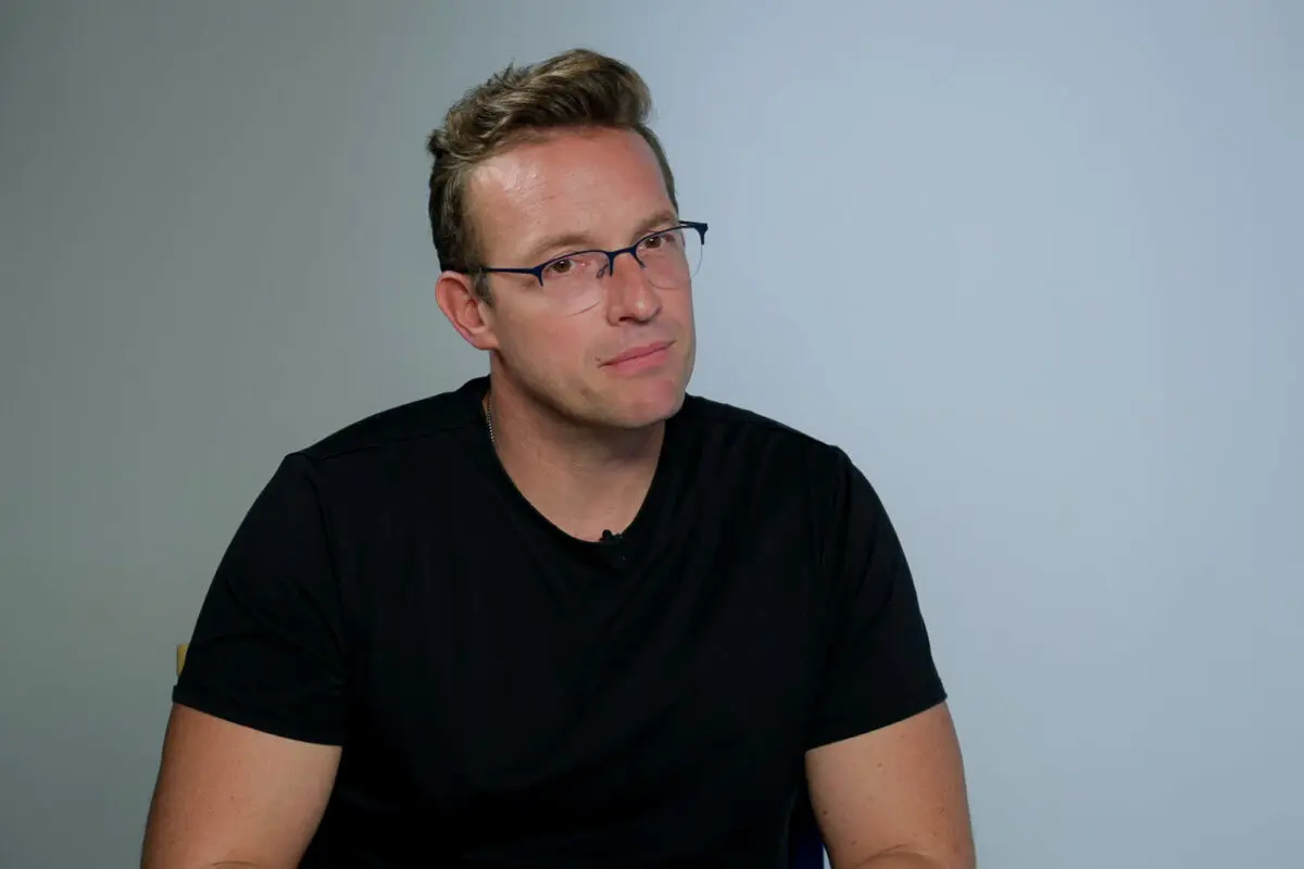 <em>Benny Johnson, exdirector creativo de Turning Point USA, concede una entrevista para el documental de Epoch Times "Verdad bajo fuego: El montaje mediático contra Charlie Kirk". (The Epoch Times)</em>