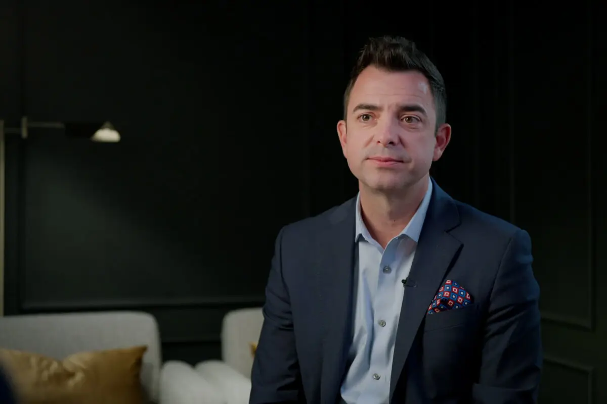 <em>Lucas Miles, director senior de TPUSA Faith, concede una entrevista para el documental de The Epoch Times "Verdad bajo fuego: El montaje mediático contra Charlie Kirk". (The Epoch Times)</em>