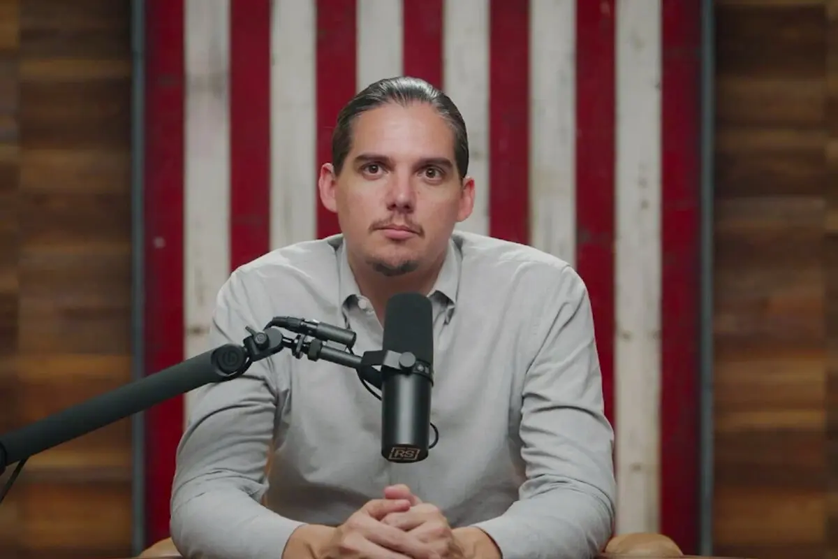 <em>El comentarista conservador Robbie Starbuck concede una entrevista online para el documental de Epoch Times "Verdad bajo fuego: El montaje mediático contra Charlie Kirk". (The Epoch Times)</em>