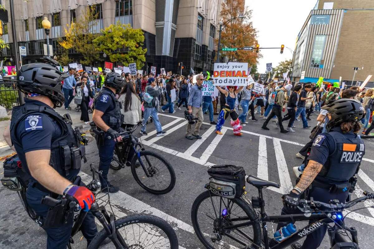 Manifestantes marchan en la concentración "No Border Patrol In Charlotte" (No a la Patrulla Fronteriza en Charlotte) en Charlotte, Carolina del Norte, el 15 de noviembre de 2025. (Grant Baldwin/Getty Images).