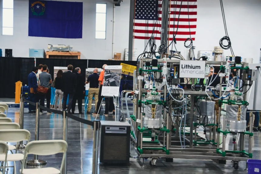 La mina de litio Thacker Pass, en el condado de Humboldt (Nevada), el mayor yacimiento de litio conocido en Estados Unidos y uno de los proyectos clave de la Ley de Infraestructuras Bilaterales, de 1.2 billones de dólares, promulgada en noviembre de 2021, está intentando acelerar su desarrollo. (Lithium Americas)