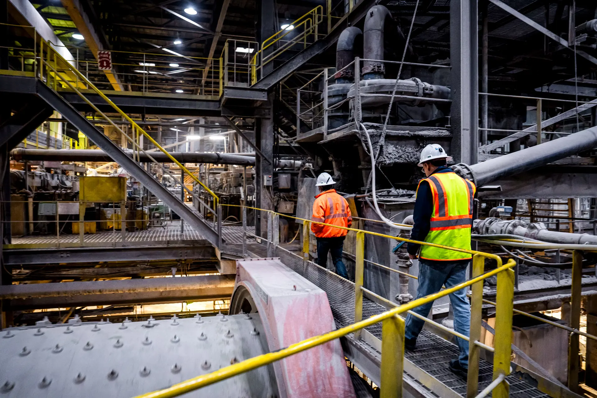 <em>(Arriba) Trabajadores del Proyecto de Grafito Kilbourne en Gouverneur, Nueva York, el 6 de noviembre de 2025. (Abajo) Minas Empire State en Gouverneur, Nueva York, el 6 de noviembre de 2025. En diciembre de 2024, Titan estimó que el yacimiento contenía 22 millones de toneladas de mineral con una ley promedio de casi el 3 % de grafito, suficiente para obtener unas 650,000 toneladas del mineral. (Madalina Kilroy/The Epoch Times)</em>