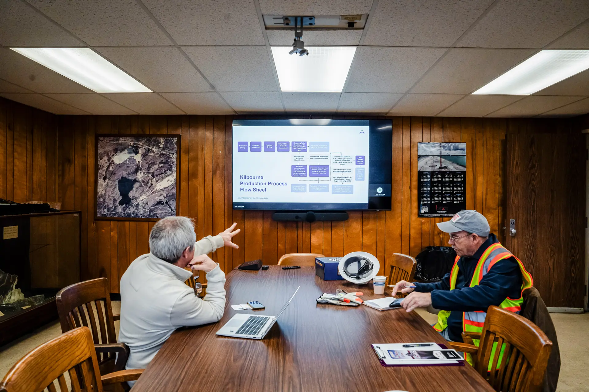 <em>(Arriba y abajo) Joel Rheault, vicepresidente de operaciones de Empire State Mines, habla durante una entrevista en Empire State Mines en Gouverneur, Nueva York, el 6 de noviembre de 2025. Rheault afirmó que la reapertura de la mina podría impulsar no solo el sector minero, sino también la economía regional. (Madalina Kilroy/The Epoch Times)</em>