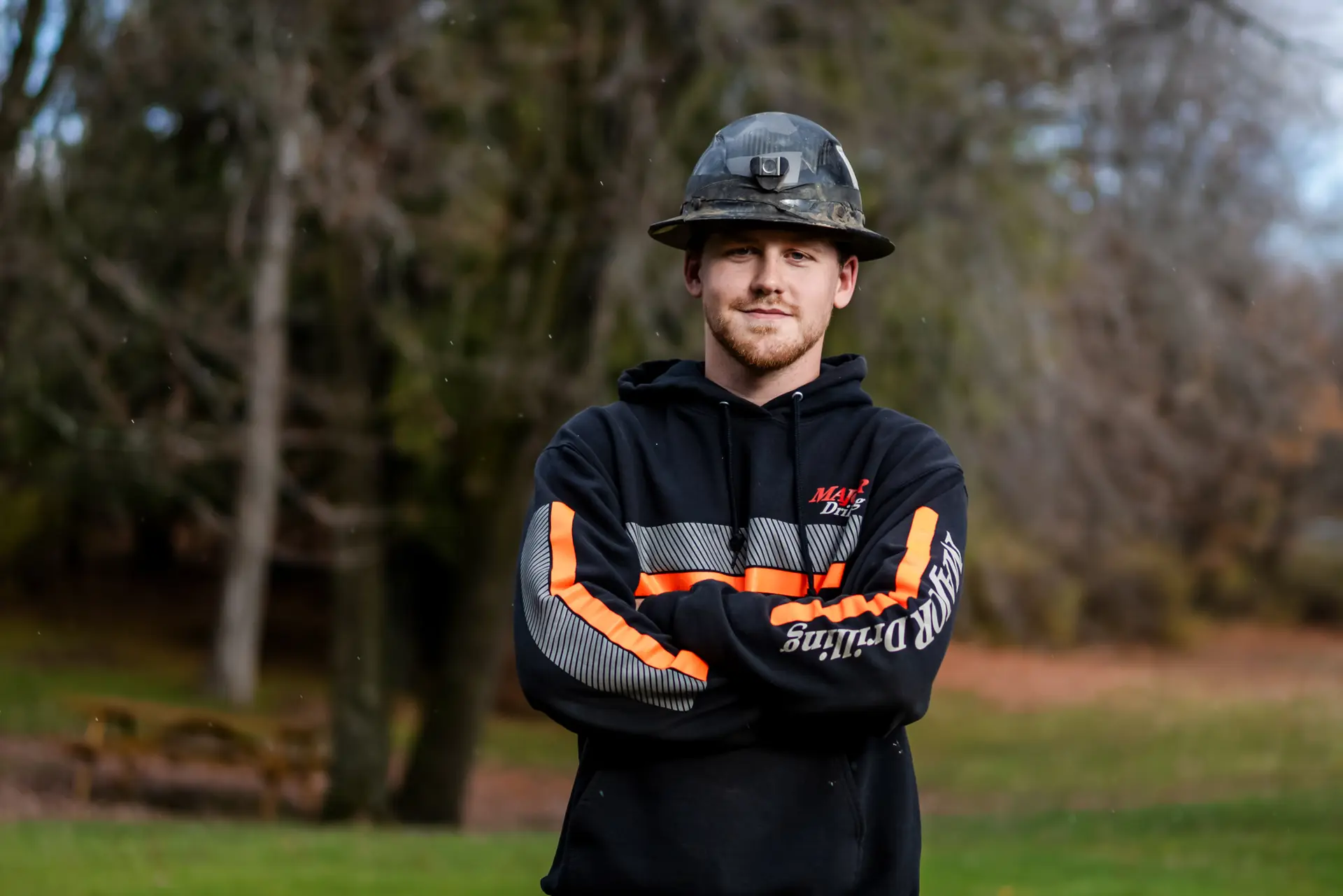 <em>(Arriba) Clara Cummings, gerente de recursos humanos de Empire State Mines, habla durante una entrevista en Empire State Mines en Gouverneur, Nueva York, el 6 de noviembre de 2025. Cummings afirmó que su prioridad es mantener la mayor parte de la nómina de la mina en la zona. (Abajo) Cayden Stowell, minero de cuarta generación en Empire State Mines en Gouverneur, Nueva York, el 6 de noviembre de 2025. (Madalina Kilroy/The Epoch Times)</em>