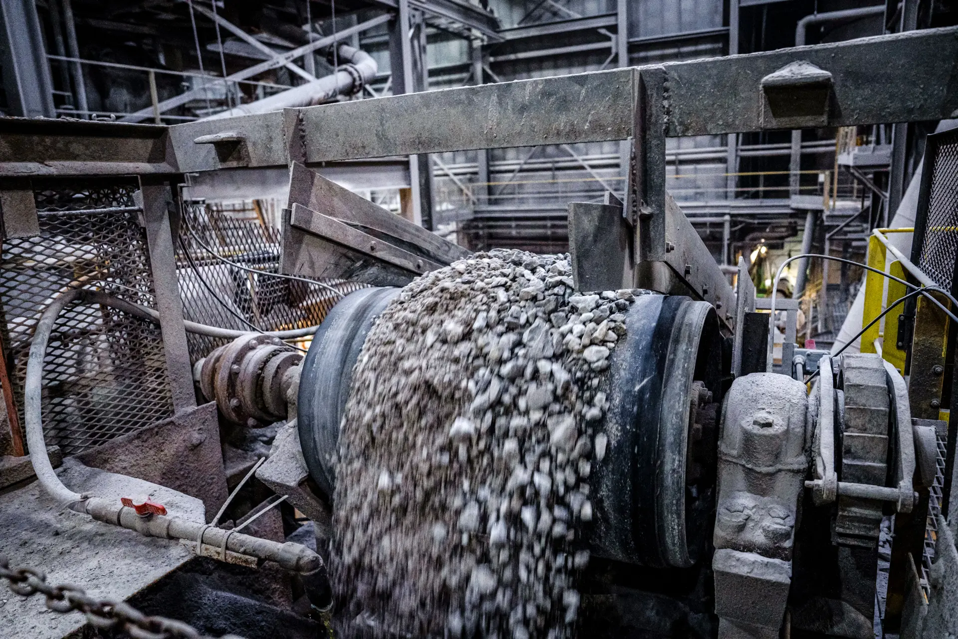 <em>(Arriba) Minas Empire State en Gouverneur, Nueva York, el 6 de noviembre de 2025. Pasarelas y escaleras de hierro enrejado rodean molinos de ruedas con púas que trituran la roca antes de que pase a los tanques de flotación química, evocando la disposición de una sala de máquinas. (Abajo) Minas Empire State en Gouverneur, Nueva York, el 6 de noviembre de 2025. (Madalina Kilroy/The Epoch Times)</em>