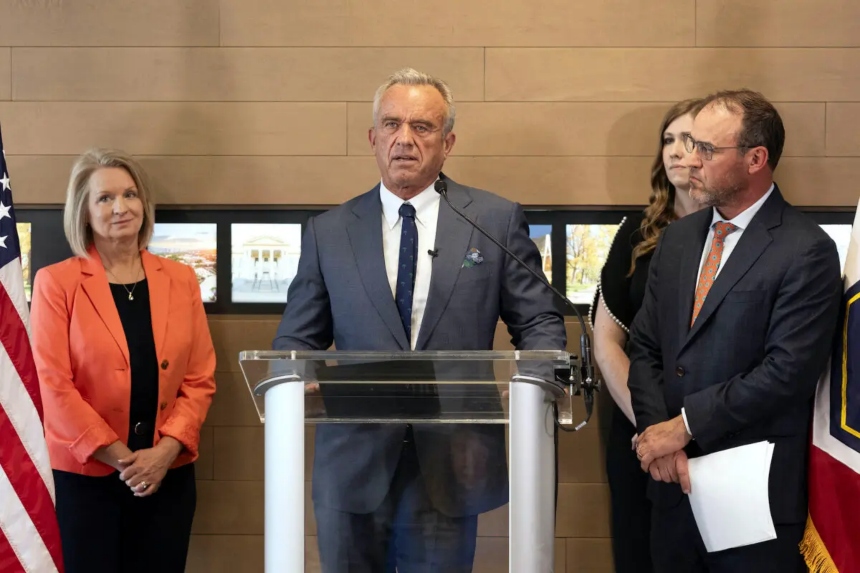 El secretario de Salud y Servicios Humanos, Robert F. Kennedy Jr. (centro), habla durante una rueda de prensa sobre la nueva prohibición del flúor en Utah y otros temas en Salt Lake City, el 7 de abril de 2025. (Melissa Majchrzak/AP Photo)