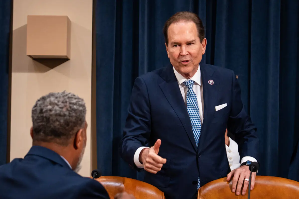 El representante Vern Buchanan (R-Fla.) llega a una audiencia en el Capitolio en Washington el 13 de mayo de 2025. (Madalina Vasiliu/The Epoch Times).