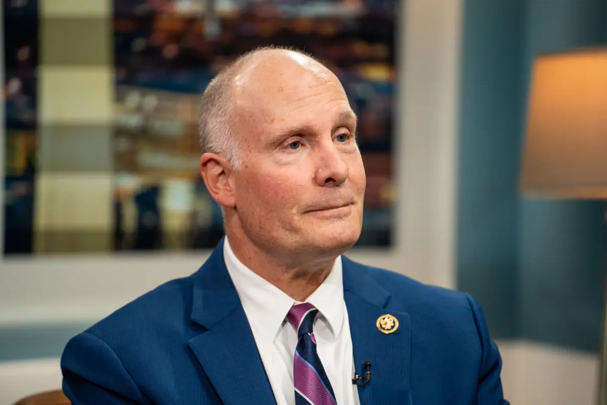 El presidente del Comité Selecto de la Cámara de Representantes sobre el Partido Comunista Chino, el representante John Moolenaar (R-Mich.), habla durante una entrevista con The Epoch Times en Washington el 21 de octubre de 2025. (Madalina Kilroy/The Epoch Times)