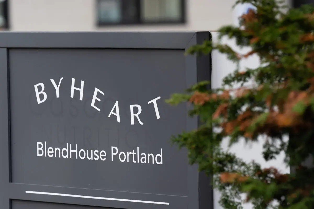 Un cartel de ByHeart, fabricante de leche infantil ecológica, se exhibe en el exterior de un edificio que alberga una planta de la empresa en Portland, Oregón, el 11 de noviembre de 2025. (Jenny Kane/AP Photo).