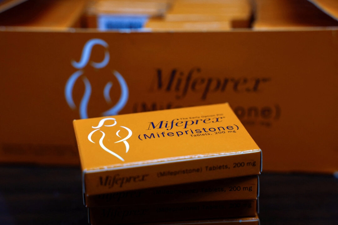 <em>Cajas de mifepristona, la primera píldora que se toma en un aborto médico, en la Clínica para Mujeres Alamo en Carbondale, Illinois, el 9 de abril de 2024. (Evelyn Hockstein/Reuters)</em>